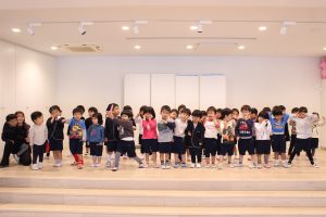 幼稚園の舞台で踊ってみよう