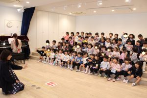 歌ったり相談したりしています